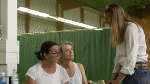 Pia Andell tillsammans med Nina Hukkinen och Milka Ahlroth. Nina Hukkinen, Milka Ahlroth tillsammans med regissören Pia Andell under inspelningen av Matchen.