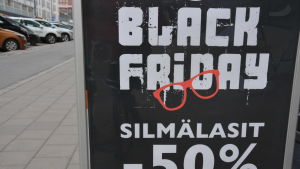 Black Friday syns allt mer även i Finland En reklamskylt för evenemanget black friday, 50% rabatt på glasögon.