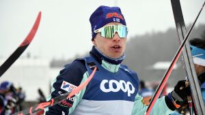 Iivo Niskanen har gjort väl ifrån sig i Ruka de senaste åren. Iivo Niskanen med skidorna i händerna
