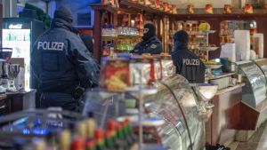 Tysk polis genomförde en räd i ett glasscafé i Duisburg på ondagen i samband med tillslaget mot misstänkta maffiamedlemmar. I Tyskland genomfördes de flesta räderna i delstaten Nordrhein-Westfalen. Tysk polis genomförde en räd i ett glasscafé i Duisburg på ondagen i samband med tillslaget mot misstänkta maffiamedlemmar.