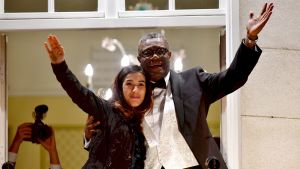 Denis Mukwege och Nadia Murad vinkar från Nobelsviten vid Grand Hotel i Oslo 10.12.2018.