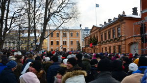 I år kommer Gamla stortorget att stå tomt när julfreden utlyses. Publik under julfreden i Åbo 2018.