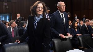 CIA-chefen Gina Haspel och den nationella underrättelsechefen Dan Coats i senaten. Gina Haspel och Dan Coats står inför senatsutskott.