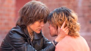 Detta måste få ett slut anser Erin Bell (Nicole Kidman). Erin Bell (Nicole Kidman) håller om huvudet på Petra (Tatiana Maslany) och ser henne i ögonen.