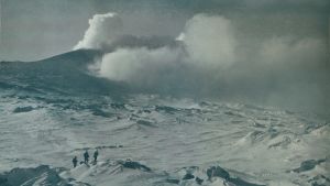 Vulkanen Mount Erebus på Antarktis, avbildad 1912-13 av Tryggve Gran, en av deltagarna i Robert Falcon Scotts expedition till Sydpolen. För Scotts del slutade expeditionen med döden, och Gran var del i den undsättningsgrupp som fann kvarlevorna. Bild från 1912-13 på vulkanen Erebus