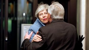 EU-kommissionens ordförande Jean-Claude Juncker välkomnade premiärminister Theresa May i Strasbourg på måndag kväll. EU-kommissionens ordförande Jean-Claude Juncker välkomnade premiärminister Theresa May i Strasbourg på måndag kväll.