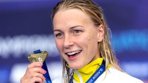 Sjöström har vunnit 31 mästerskapsguld. Sarah Sjöström visar upp en guldmedalj