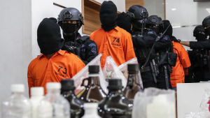 Polisen grep i fredags tiotals misstänkta terrorister som sägs ha planerat bombdåd på grund av valresultatet Polisen grep i fredags tiotals misstänkta terrorister som sägs ha planerat bombdåd på grund av valresultatet