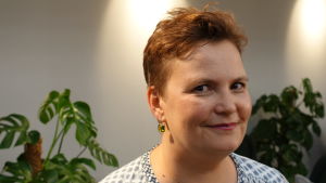 Liisa Kivelä är kommunikationsdirektör vid Helsingfors stad. Hon säger att rädsla för osakliga kommentarer inte kan få stå i vägen för en öppen dialog. Helsingfors stads kommunikationsdirektör Liisa Kivelä