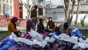Frivilliga afghanska ungdomar sorterar kläder som ska doneras till bostadslösa i Afghanistan. Frivilliga afghanska ungdomar sorterar kläder som ska doneras till bostadslösa i Afghanistan.