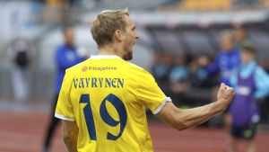 Tim Väyrynen gav HJK en drömstart. Tim Väyrynen vrålar och höjer näven i luften när han firar ett mål.