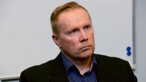 Förundersökningsledare Kimmo Huhta-aho på Centralkriminalpolisen är fortfarande förtegen om många detaljer. Förundersökninsgledare Kimmo Huhta-aho.