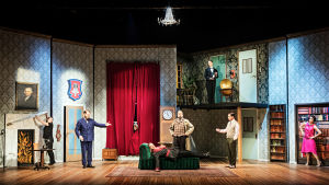 Erik Salvesens scenografi bildar en ståtlig inramning för det kaotiska deckarspektakel som väntar i The Play That Goes Wrong. En teaterscenografi av en ståtlig salong, i fonden ett väldigt fönster med långa röda sammetsgardiner. I mitten en divan och på divanen ligger en man i rökrock orörlig. Omkring honom står sex andra skådespelare som tittar på honom.