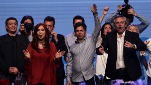 Vicepresidenten Cristina Fernandez de Kirchner till vänster i röd klänning. Argentinas nye president Alberto Fernández till höger i svart kavaj. Vicepresidenten Cristina Fernandez de Kirchner till vänster i röd klänning. Argentinas nye president Alberton Fernández till höger i svart kavaj.