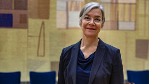 Päivi Heikkinen på Finlands Bank påminner att barn lär sig hantera pengar mer ansvarsfullt om de hanterar kontanter, enligt forskning. Päivi Heikkinen, osastopäällikkö, maksujärjestelmät, Suomen Pankki