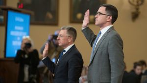 Timothy Morrison (närmare kameran) och Kurt Volker var de två senare vittnena som hördes på tisdagen i utredningen mot USA:s president Donald Trump. Timothy Morrison och Kurt Volker står med ena handen uppsträckt och svär eden inför sina vittnesmål i utredningen mot USA:s president Donald Trump.