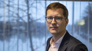 Ilkka Kaukoranta, FFC:s chefsekonom tror att höginkomsttagare är de som gynnas mest av skattesänkningar som uppmuntrar till sparande. Ilkka Kaukoranta, pääekonomisti, SAK