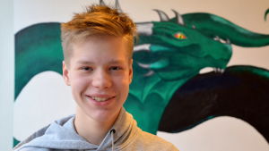 Tico Holappa vill ha gott om utrymme när han lagar mat. Pojke framför en tavla med en grön drake.