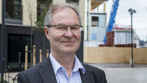 Jyri Seppälä, professor, vid Finlands miljöcentral betonar elbilens betydelse i arbetet för att nå klimatneutralitet. Jyri Seppälä.