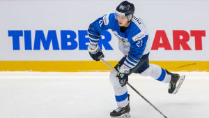 JYP har även tecknat kontrakt med ett annat löfte: 19-årige Patrik Puistola. Patrik Puistola med pucken