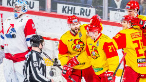 Jokerits tränare Lauri Marjamäki säger att han inte tycker det lönar sig att blanda in idrotten i politiken. Nicklas Jensen och Petri Kontiola firar mål bredvid en domare.