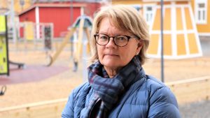 Åsa Sandgärds, rektor i Kristinestads skola, står ute på gården vid lekplatsen som är folktom som bäst