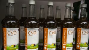 Långa rader av "Covid Organics" eller COV stod uppställda vid lanseringstillfället i Antananarivo. 