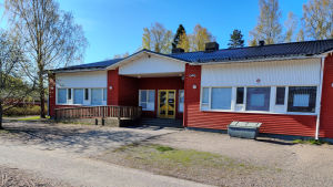 Söderkulla skola ska i höst flytta ihop med den finska skolan. En röd skolbyggnad.