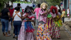 Fiesta i staden Chinandega i söndags. Nicaraguanska läkare misstänker att staden är centrum för coronasmittan i landet. Fiesta i Chinandega i Nicaragua.