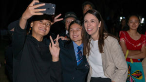 Nya Zeelands premiärminister Jacinda Ardern införda hårda regler då pandemin slog till. Hennes popularitet har hållit i sig. Här tillsammans med skolbarn 6.2.2020 Nya Zeelands premiärminister Jacinda Ardern är numera oerhört populär sina landsmän.