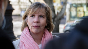 Anna-Maja Henriksson (SFP). Oikeusministeri Anna-Maja Henriksson säätytalon rappusilla ennen hallituksen kokousta 19.5.2020.