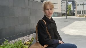 Julia Hertell, arkitekt vid Mer Arkkitehdit. Är smarta lösningar alltid bäst? undrar hon. På flygfälten har man velat minska på mängden handtag för att få ner smittoriskerna. Logistiken på flygfälten är central med tanke på sjuka resenärer. Julia Hertell är arkitekt.