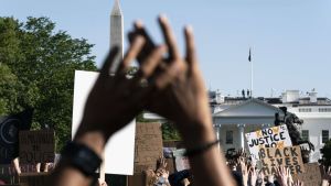 De amerikanske demonstrationerna mot rasismen har spridit sig globalt. Demonstranter höjer sina händer mot skyn under en demonstration i Washington DC. Demonstranterna protesterar mot polisbrutalitet efter dödandet av George Floyd.