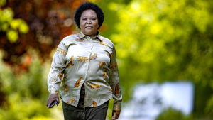 Faith Mkwesha hoppas att ilskan över George Floyds död leder till en förändring. Faith Mkwesha går längs en stig, grönskande träd i bakgrunden.