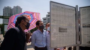 På lördagen läste invånare i Pyongyang nyheter om Kim Yo-jongs hot om att bryta alla kontakter med Sydkorea. På lördagen läste invånare i Pyongyang nyheter om Kim Yo-jongs hot om att bryta alla kontakter med Sydkorea.