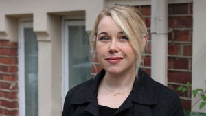 Jenny Koivunen tror inte hon kommer parkera på vänster sida. En blond kvinna står framför en tegelvägg.