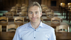 Det är svårt att radera ett beteende, det är lättare att ersätta det med något annat, konstaterar Per Carlbring som är professor vid Psykologiska institutionen vid Stockholms universitet. Per Carlbring i en ljusblå skjorta.