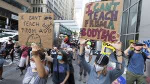 Amerikanska lärare protesterar i New york mot att skolorna ska öppna 3.8.2020. Också föräldrar och elever demonstrerar