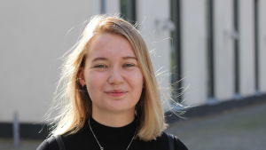 Fanni Kansonen känner inte att hon blivit speciellt mycket påverkad av coronapandemin. En kvinna med blont hår.