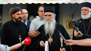Montenegros biskop, metropoliten Amfilohije har lett Serbiska ortodoxa kyrkans kamp mot en omstridd religionslag. Montenegros biskop, metropoliten Amfilohije har lett Serbiska ortodoxa kyrkans kamp mot en omstridd religionslag.