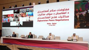 Podiet vid öppningssessionen i Doha på lördagen. Från vänster til höger: USA:s Afghanistan-sändebud Zalmay Khalilzad, USA:s utrikesminister Mike Pompeo, Qatars utrikesminister Mohamad Bin Abdel Rahman Al-Thani och Qatars specialsändebud Majid al-Qahtani. Podiet vid öppningssessionen i Doha på lördagen. Från vänster til höger: USA:s Afghanistan-sändebud Zalmay Khalilzad, USA:s utrikesminister Mike Pompeo, Qatars utrikesminister Mohamad Bin Abdel Rahman Al-Thani och Qatars specialsändebud Majid al-Qahtani.