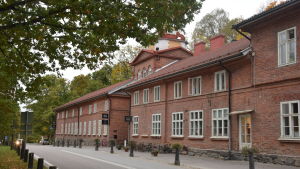 Fiskars bruk fick nytt liv trots att företaget Fiskars lade ner verksamhet i bruket. En väg med ett gammalt rött, långsmalt tegelhus till höger.