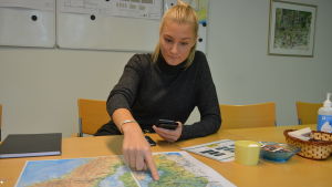 Marja Bothnia Berries har 14 bärplockningsstationer med inkvartering runtom i landet, berättar Amanda Gustafsson. Kvinna pekar på Finlandskarta.