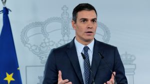 Spaniens premiärminister Pedro Sanchez har utlyst ett nytt nationellt nödläge i kampen mot coronaviruset. Man i kostym och mörkt hår står framför en ljus bakgrund med en bild på en kunglig krona. Spaniens premiärminister Pedro Sanchez utlyser i Madrid den 25 oktober nationellt nödläge i Spanien.