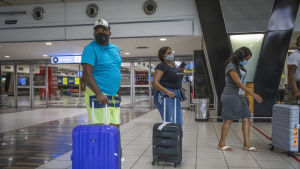 Resenärer på Thambo International airport i Johannesburg väntar på incheckning. Under de senaste dagarna har flera länder infört reseförbud till och från Sydafrika på grund av att en ny smittsam mutation av coronaviruset har upptäckts i Sydafrika. Resenärer som bär munskydd på Thambo International airport i Johannesburg i Sydafrika.