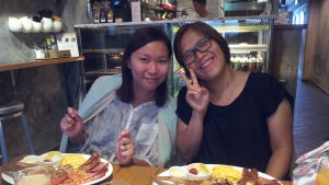 Nicky Wong (t.h.) och hennes vän Helen Lau älskar brittiska frukoster. De njuter av sådana en gång i veckan, men de beklagar att de sällan kan äta upp allt. Nancy Wong och hennes vän Helen Lau sitter på ett kafé och äter brittisk frukost. De njuter av sådana en gång i veckan, men de beklagar att de sällan kan äta upp allt