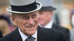 Prins Philip var festligt klädd i samband med en fest på Buckingham Palace i London 2017. 99-åriga prins Philip i hög grå hatt och uppklädd.
