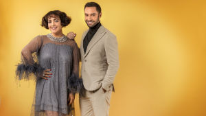 Shima Niavarani och Måns Zelmerlöw är tillsammans med Christer Björkman programledare i finalen. Shima Niavarani till vänster i gråblå klänning och Måns Zelmerlöw till höger i ljus kostym.