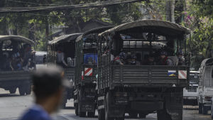 Säkerhetsstyrkor i Myanmar använder medvetet allt mer dödligt våld och slagfältsvapen mot obeväpnade demonstranter. Säkerhetsstyrkor i Myanmar använder medvetet allt mer dödligt våld och slagfältsvapen mot obeväpnade demonstranter.