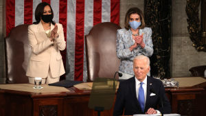 President Joe Bidens första tal till kongressen kretsade kring coronapandemin och ambitiösa sysselsättningsmål. Vicepresident Kamala Harris och talman Nancy Pelosi applåderar i bakgrunden. President Joe Bidens första tal till kongressen kretsade kring coronapandemin och ambitiösa sysselsättningsmål. Vicepresident Kamala Harris och talman Nancy Pelosi klappar i bakgrunden.